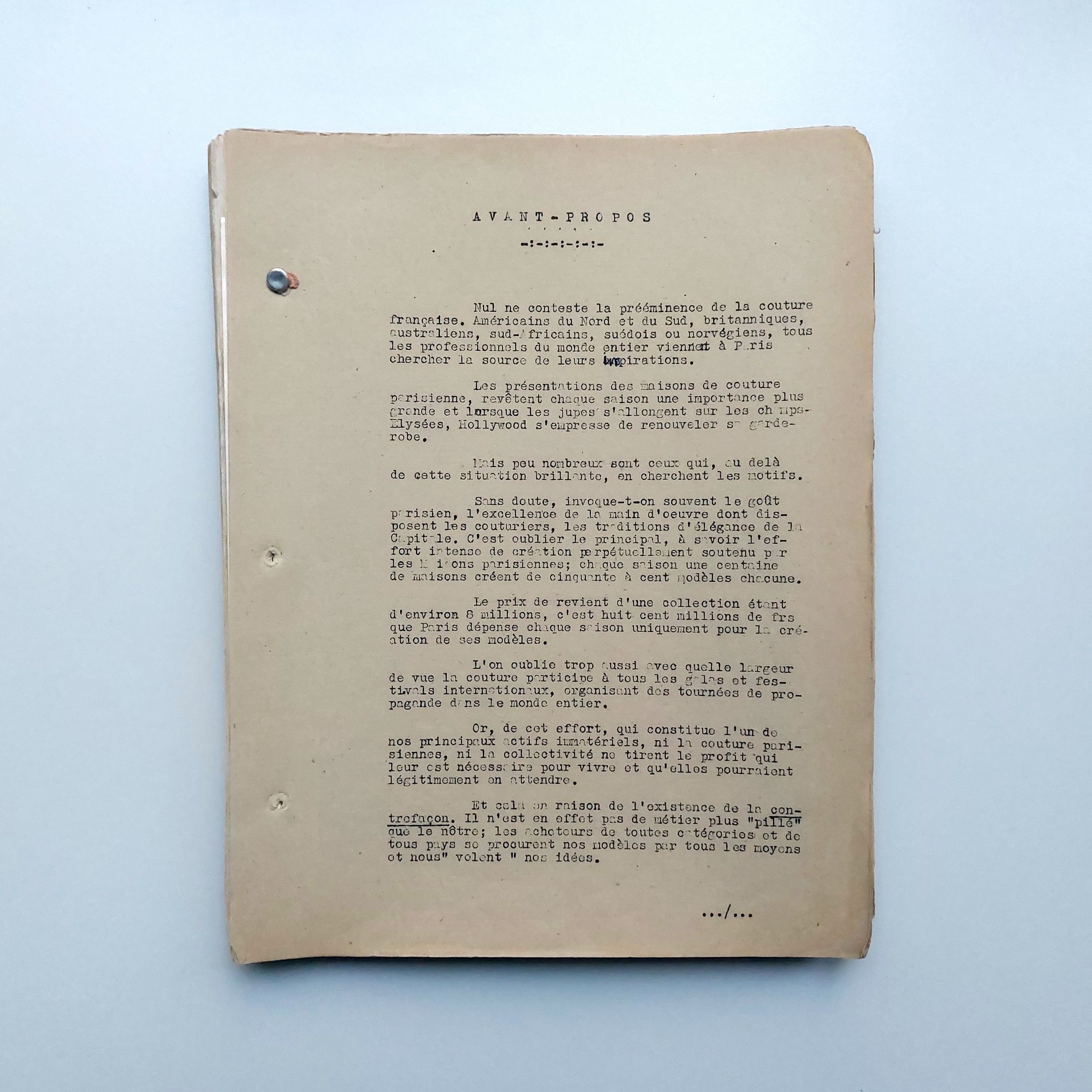 Petite archive de textes tapuscrits, notes manuscrites et photographies relative à la lutte contre la contrefaçon de haute couture en France. – Image 2