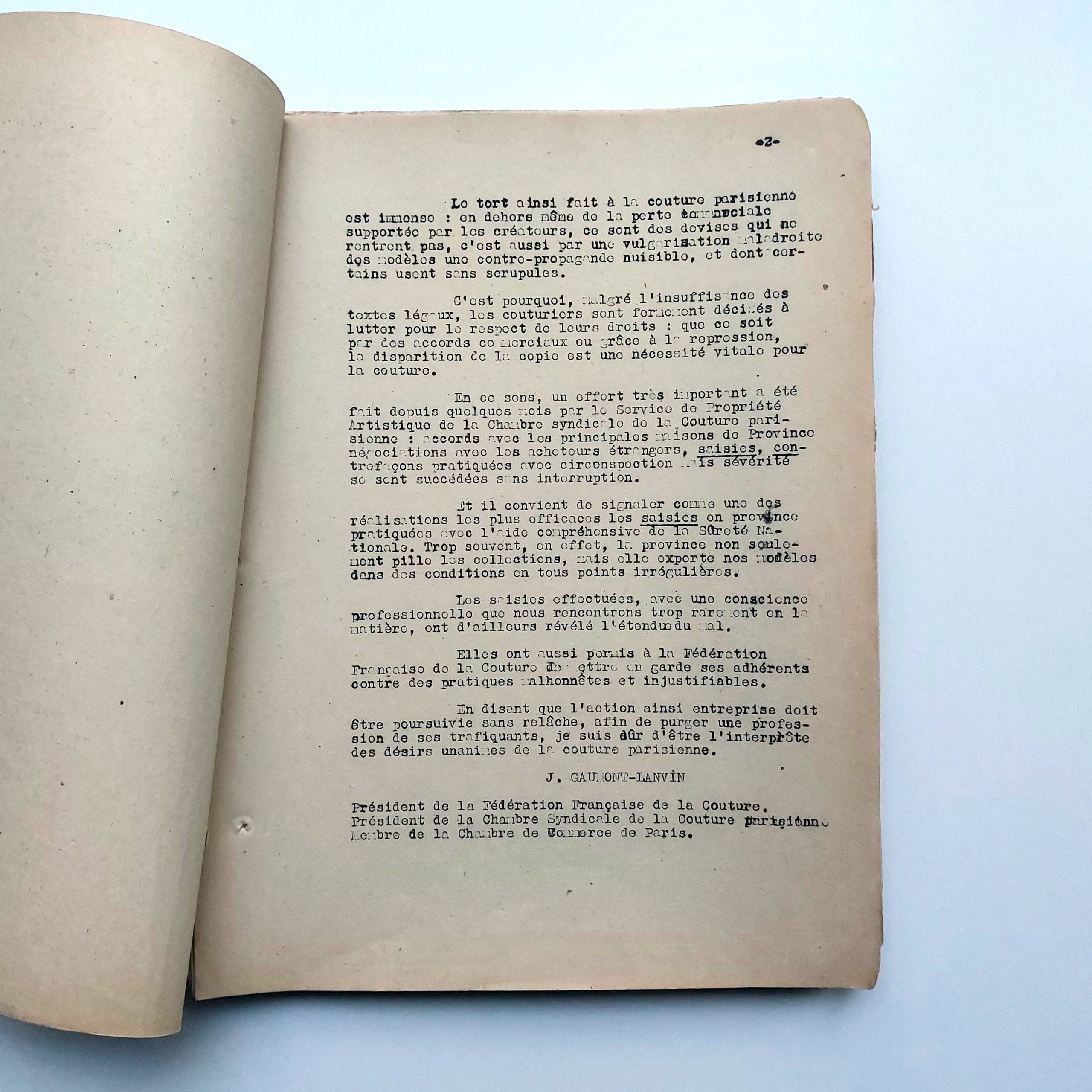 Petite archive de textes tapuscrits, notes manuscrites et photographies relative à la lutte contre la contrefaçon de haute couture en France. – Image 3