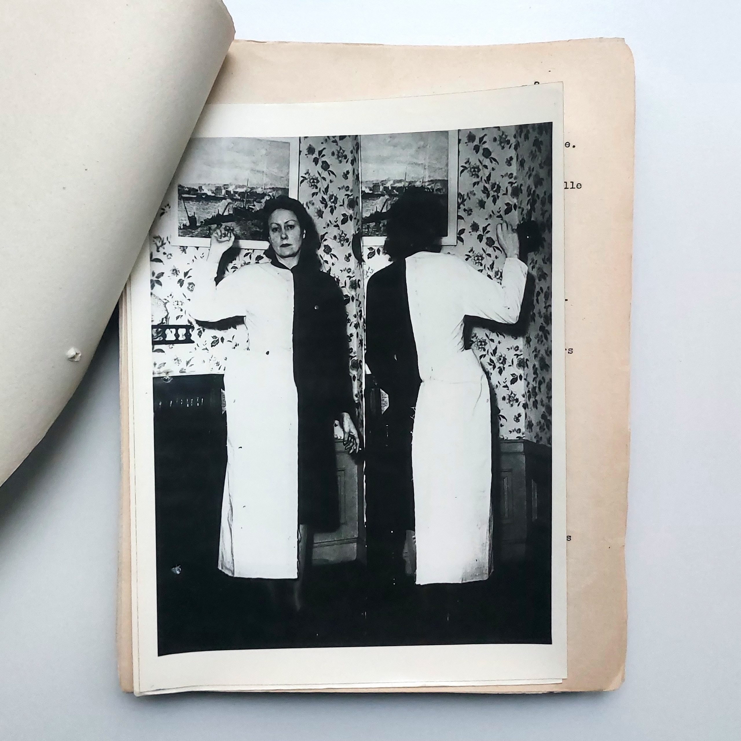 Petite archive de textes tapuscrits, notes manuscrites et photographies relative à la lutte contre la contrefaçon de haute couture en France. – Image 4