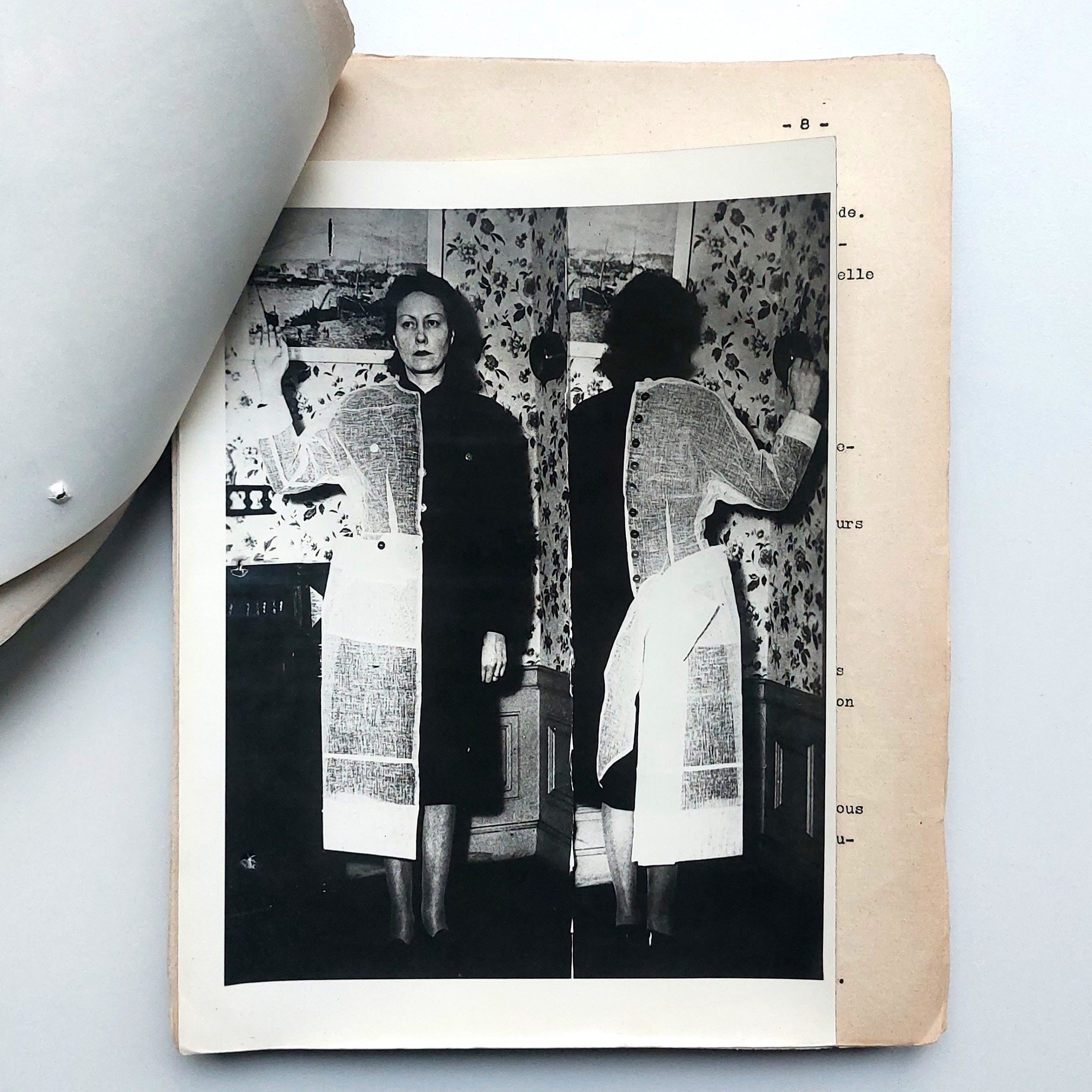 Petite archive de textes tapuscrits, notes manuscrites et photographies relative à la lutte contre la contrefaçon de haute couture en France.