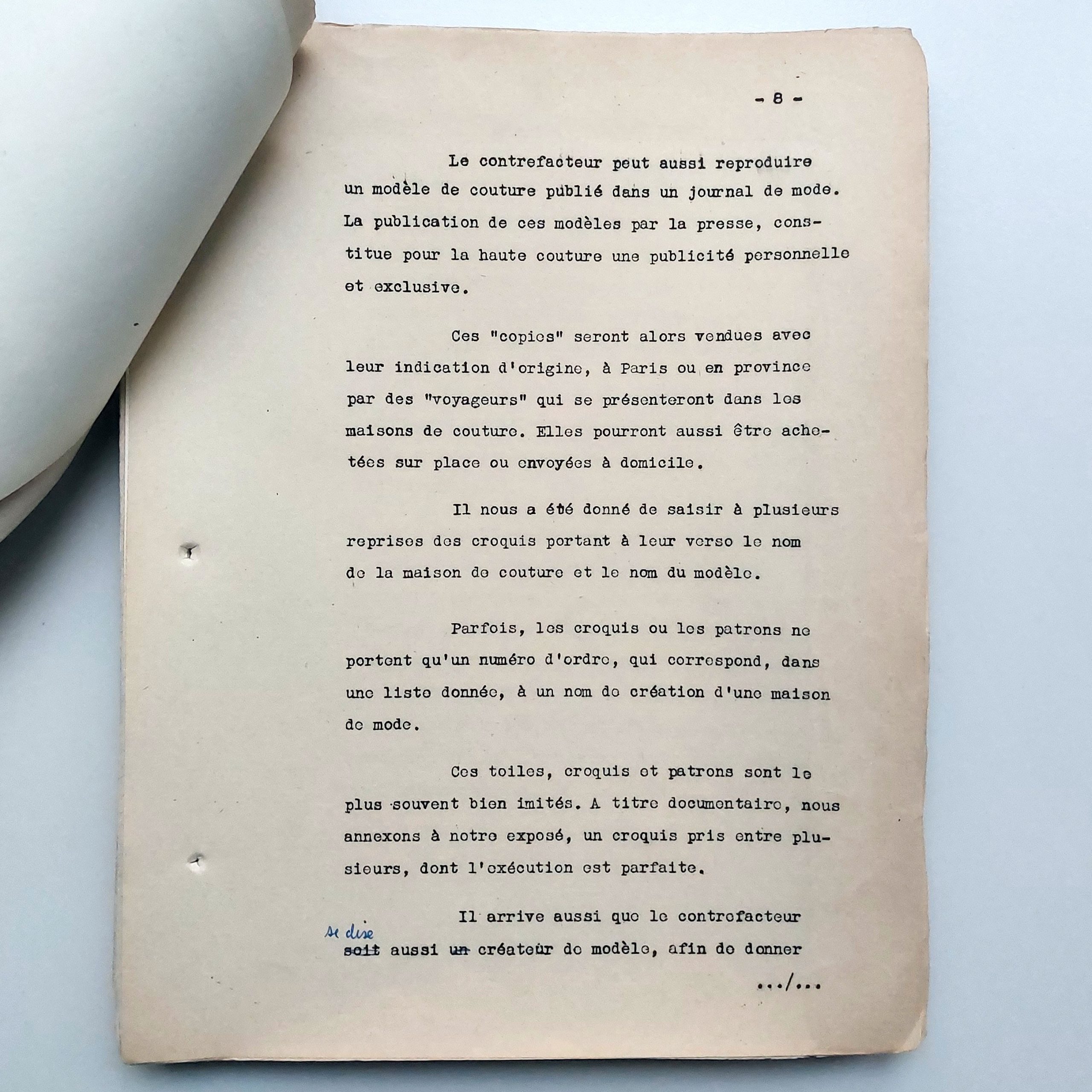 Petite archive de textes tapuscrits, notes manuscrites et photographies relative à la lutte contre la contrefaçon de haute couture en France. – Image 6