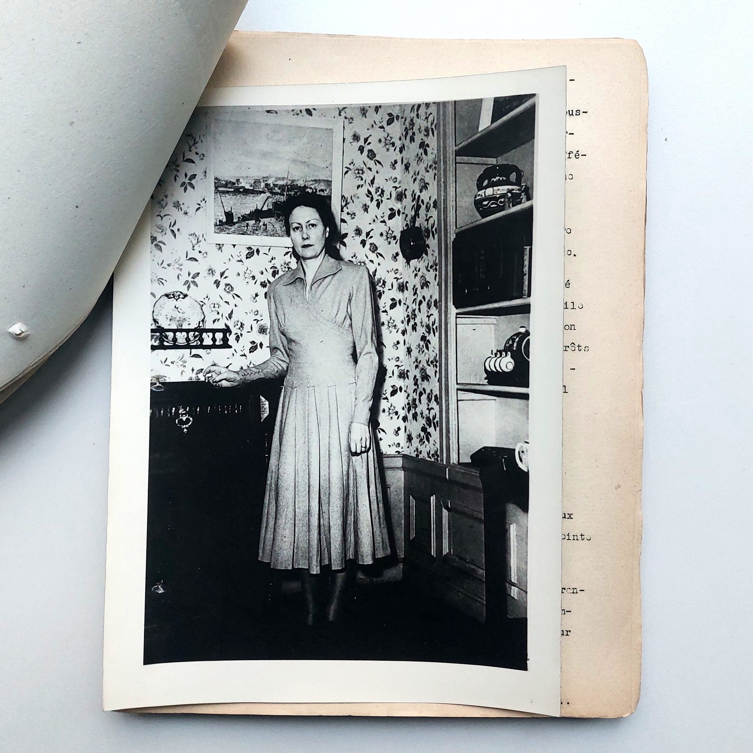 Petite archive de textes tapuscrits, notes manuscrites et photographies relative à la lutte contre la contrefaçon de haute couture en France. – Image 7