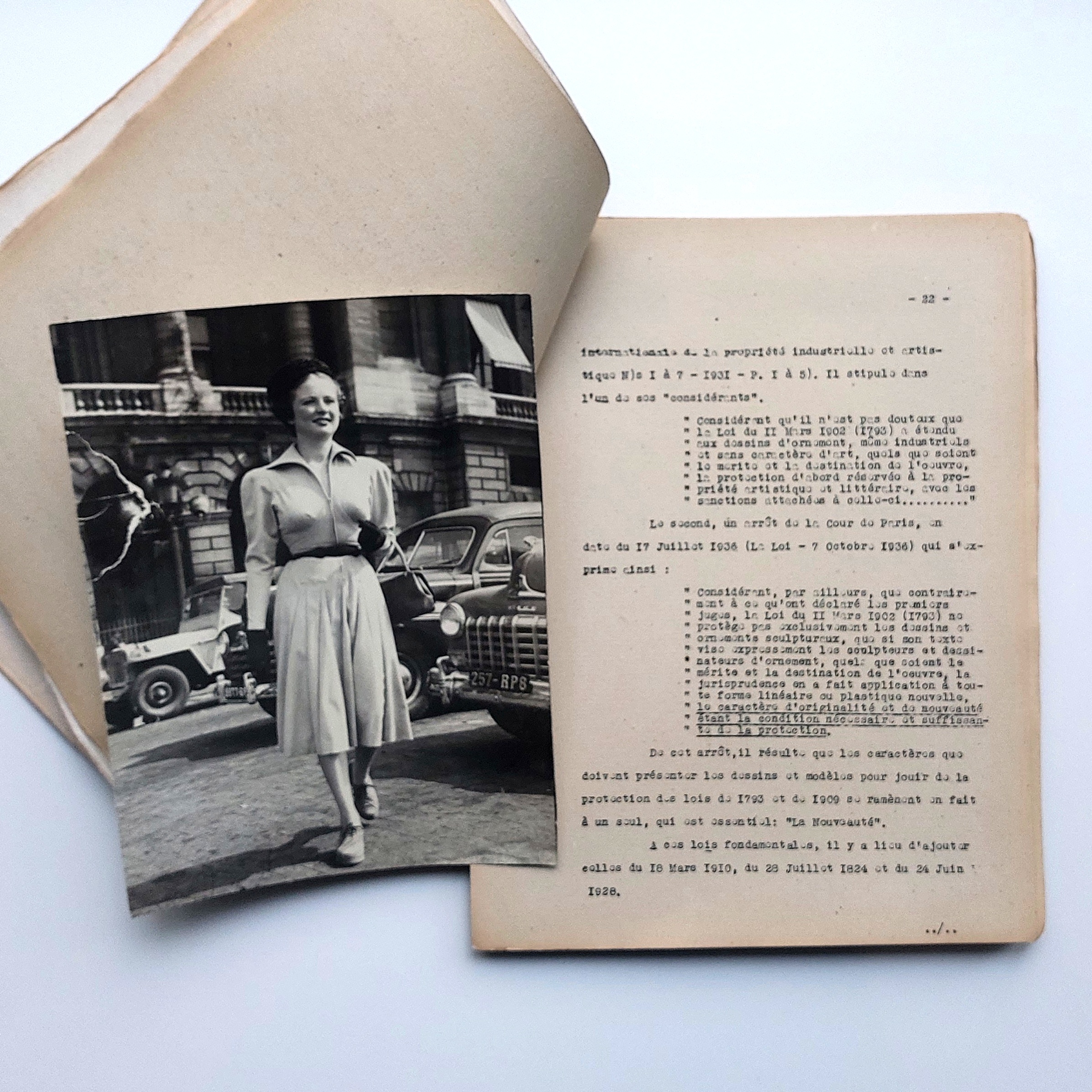 Petite archive de textes tapuscrits, notes manuscrites et photographies relative à la lutte contre la contrefaçon de haute couture en France. – Image 8