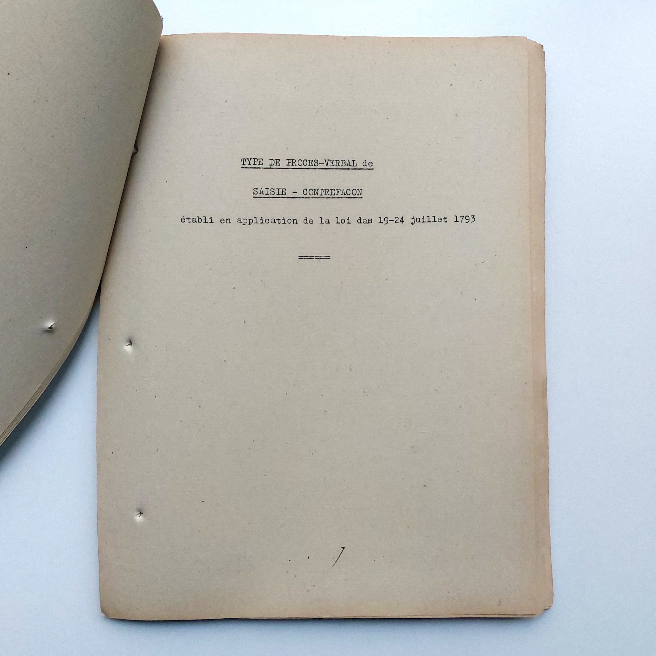 Petite archive de textes tapuscrits, notes manuscrites et photographies relative à la lutte contre la contrefaçon de haute couture en France. – Image 9