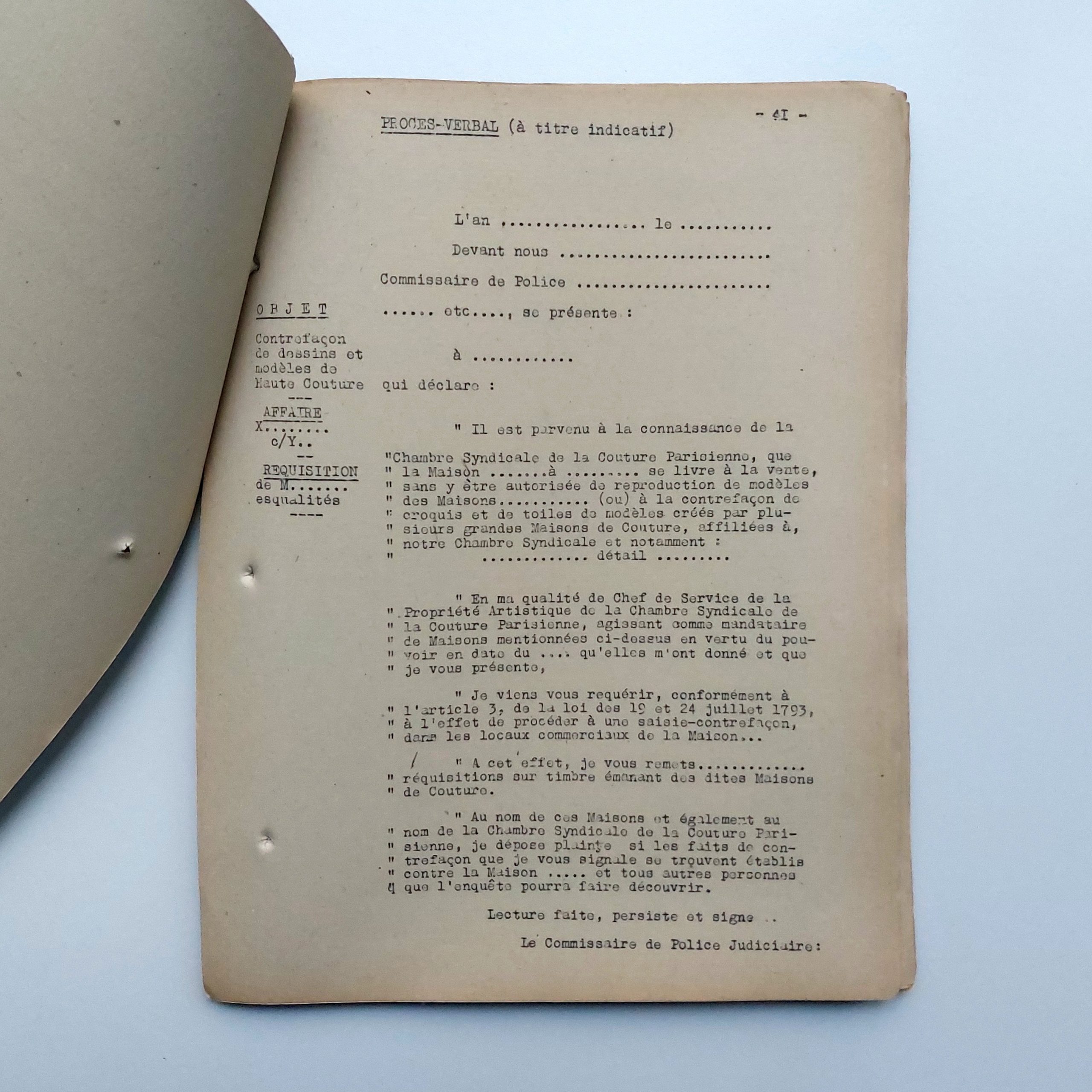 Petite archive de textes tapuscrits, notes manuscrites et photographies relative à la lutte contre la contrefaçon de haute couture en France. – Image 10