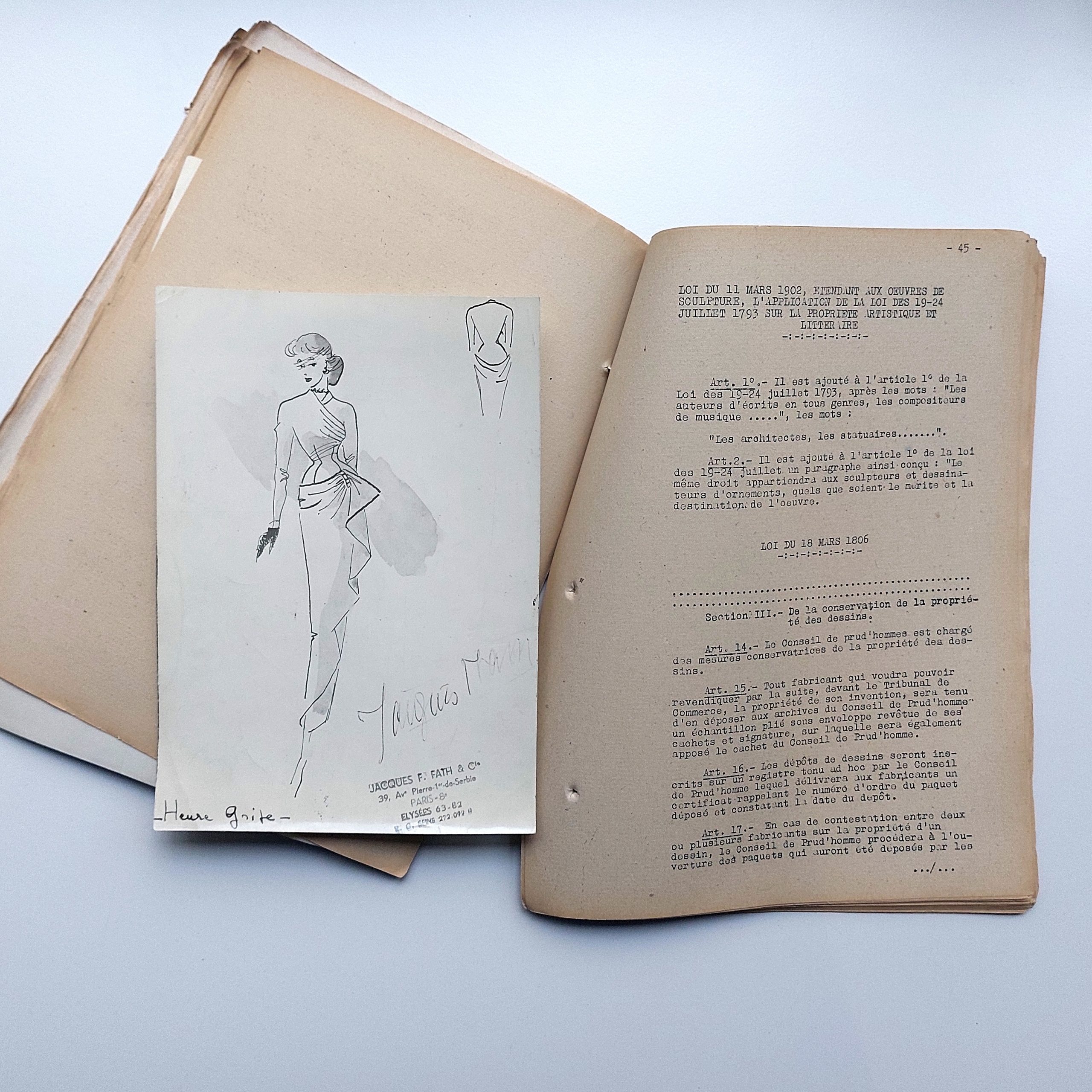 Petite archive de textes tapuscrits, notes manuscrites et photographies relative à la lutte contre la contrefaçon de haute couture en France. – Image 11