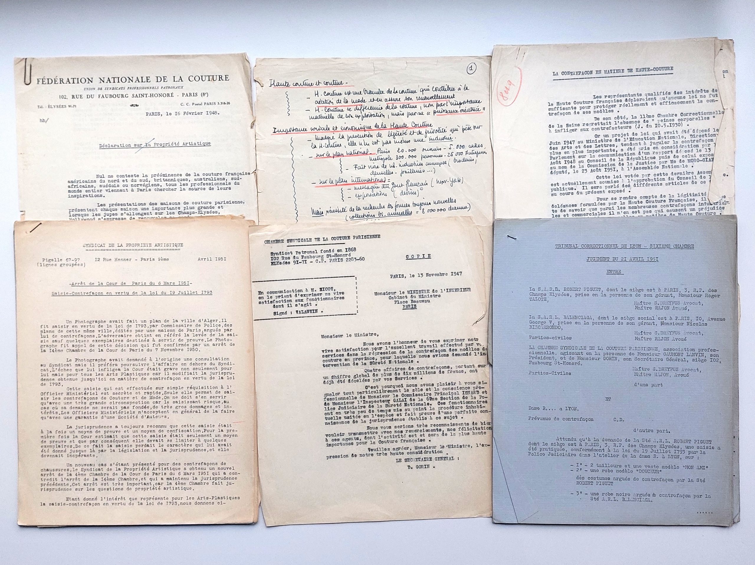 Petite archive de textes tapuscrits, notes manuscrites et photographies relative à la lutte contre la contrefaçon de haute couture en France. – Image 12