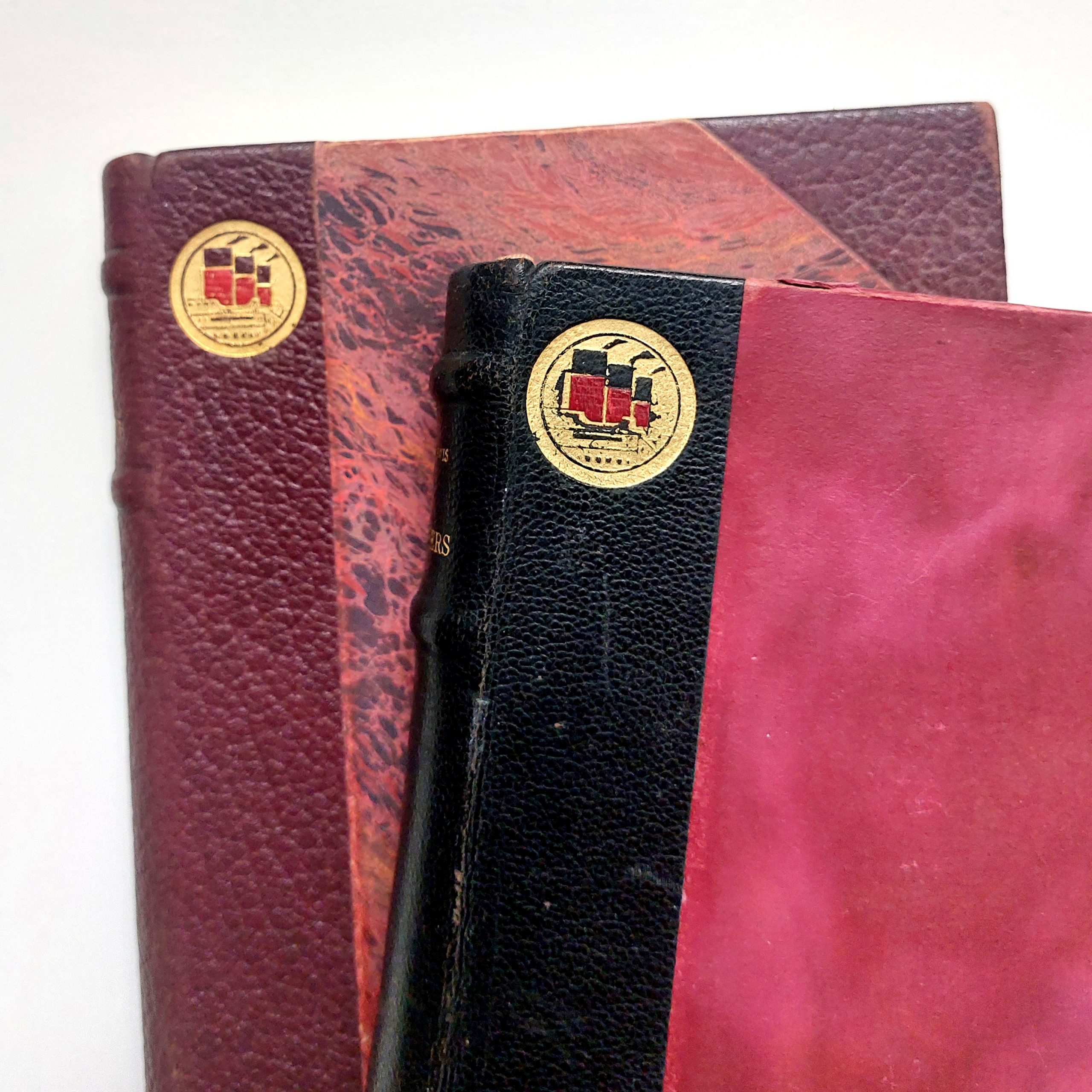 Deux romans féministes en langue anglaise provenant de la bibliothèque du paquebot Normandie.