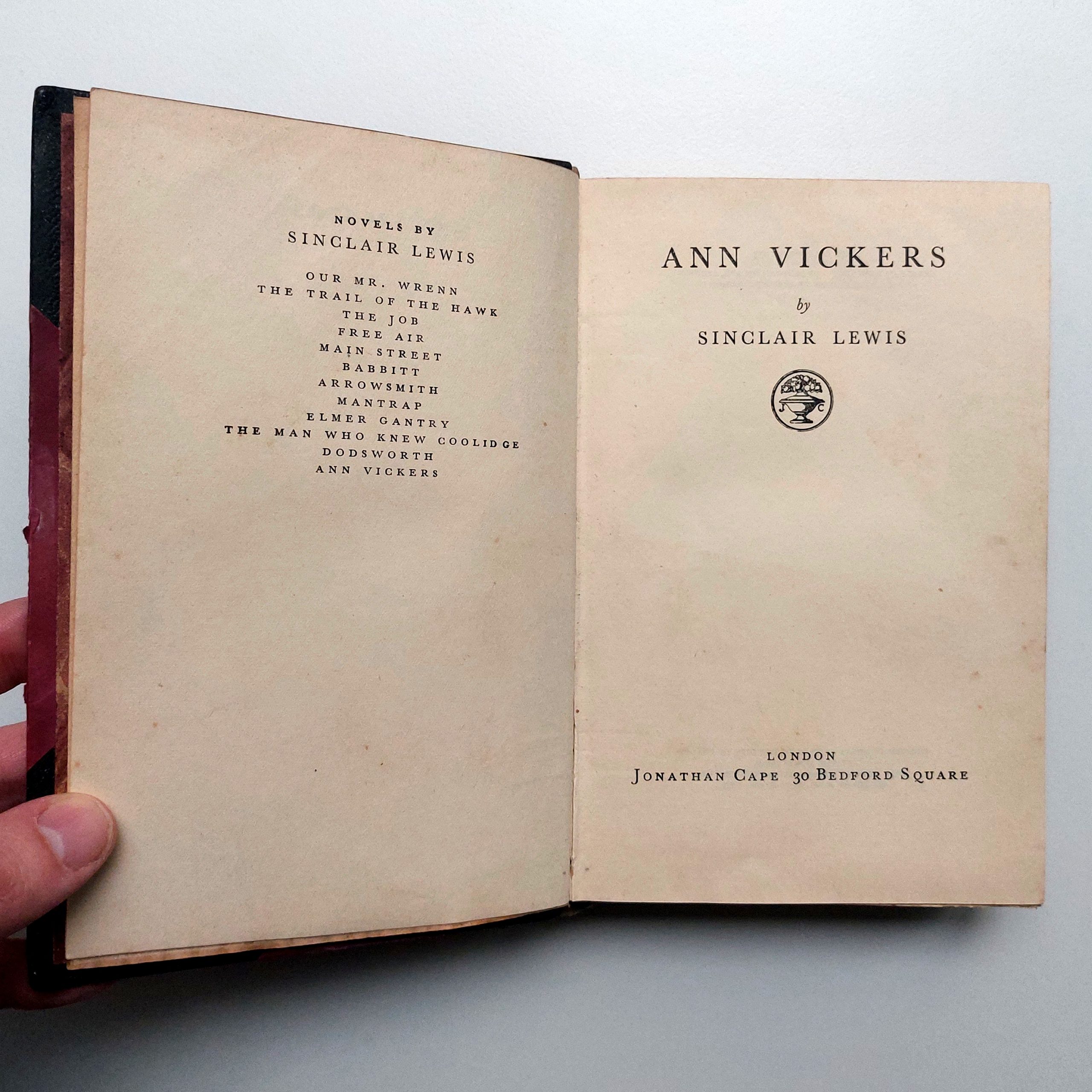 Deux romans féministes en langue anglaise provenant de la bibliothèque du paquebot Normandie. – Image 5