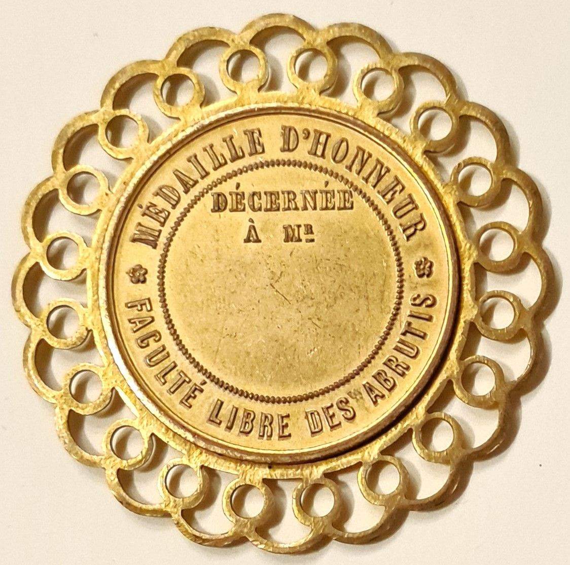 Ensemble composé d'une affiche, d'une médaille de membre et d'un numéro. – Image 8