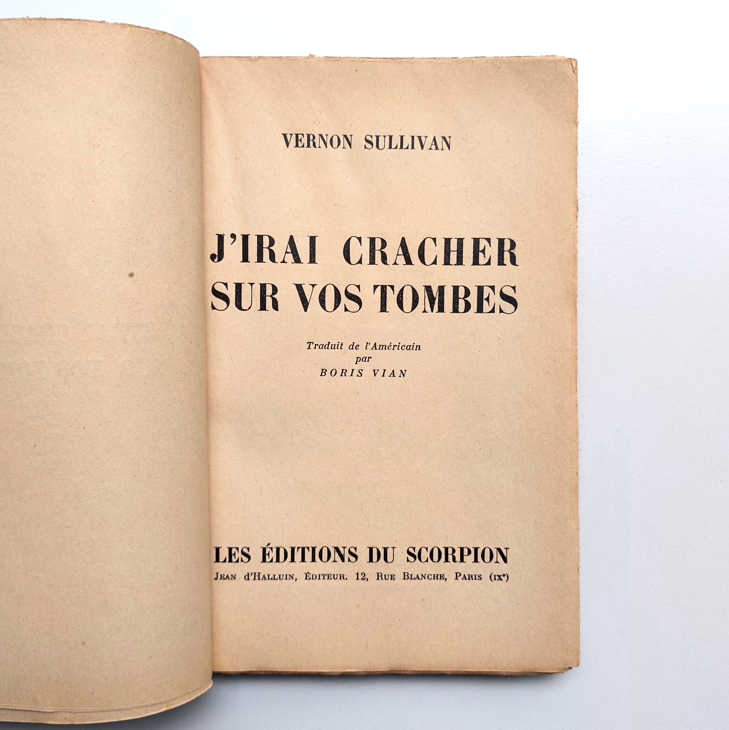 Collection de l'édition originale de J'irai cracher sur vos tombes et de sa version fictive anglaise. – Image 3