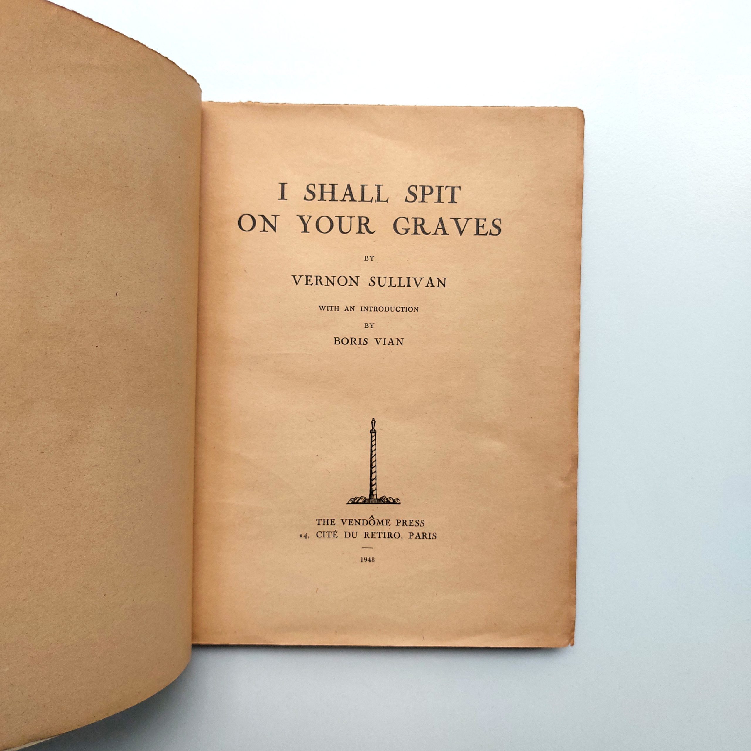 Collection de l'édition originale de J'irai cracher sur vos tombes et de sa version fictive anglaise. – Image 6